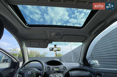 Хэтчбек Toyota Yaris 2003 в 