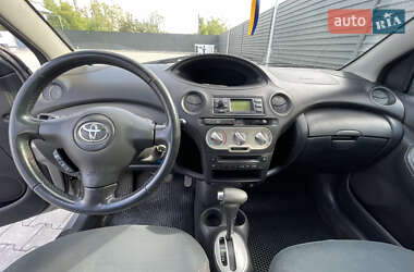 Хэтчбек Toyota Yaris 2003 в 