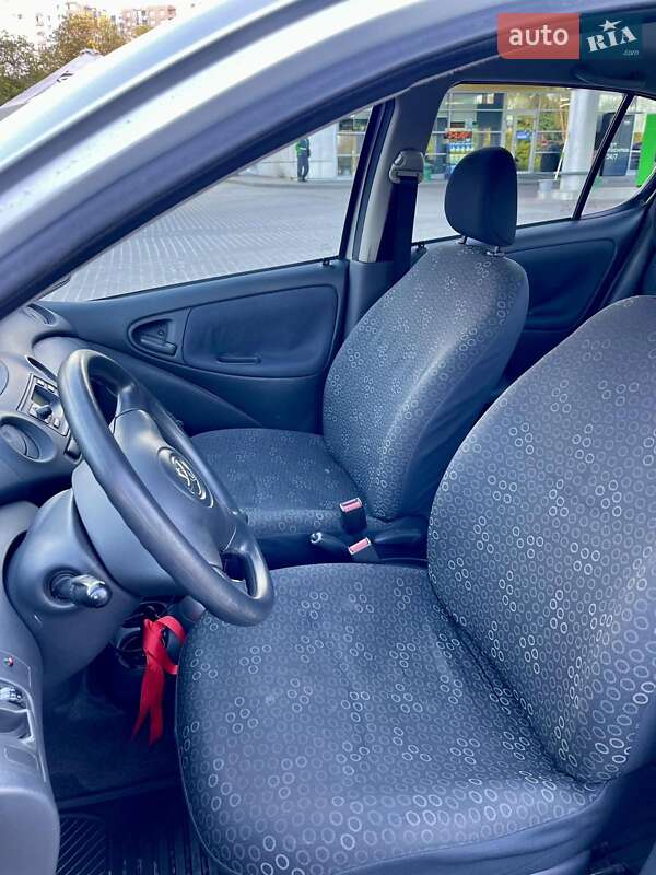 Хэтчбек Toyota Yaris 2004 в Львове