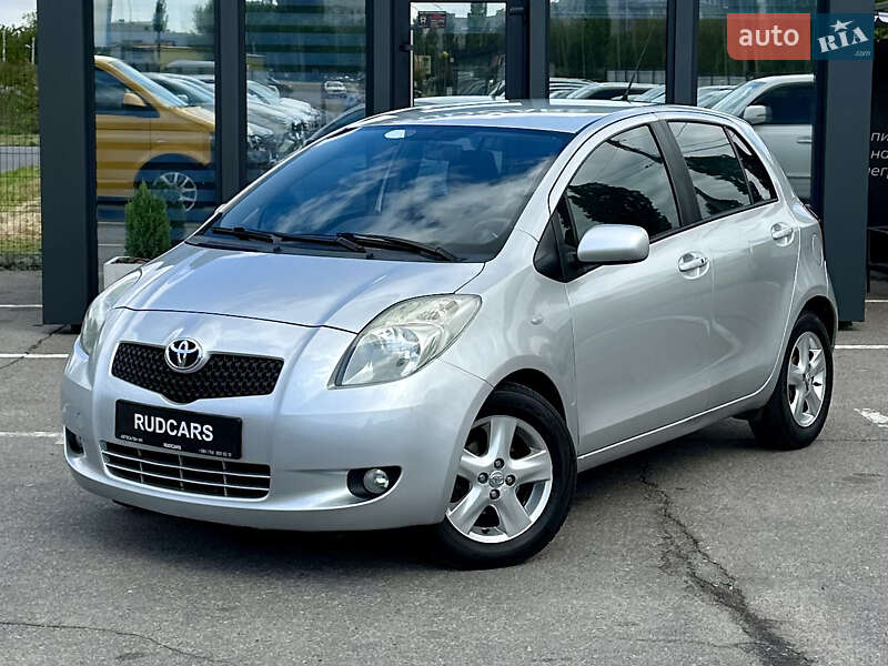Хэтчбек Toyota Yaris 2008 в 