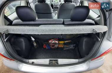 Хетчбек Toyota Yaris 2000 в 