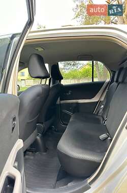 Хетчбек Toyota Yaris 2010 в 