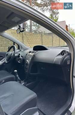 Хетчбек Toyota Yaris 2010 в 