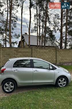 Хетчбек Toyota Yaris 2010 в 