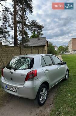 Хетчбек Toyota Yaris 2010 в 