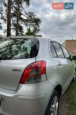 Хетчбек Toyota Yaris 2010 в 