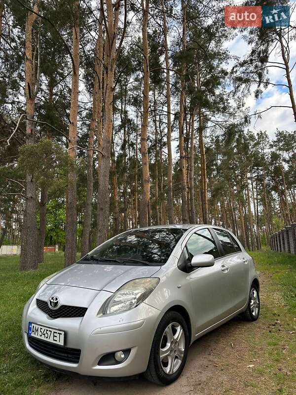 Хетчбек Toyota Yaris 2010 в 