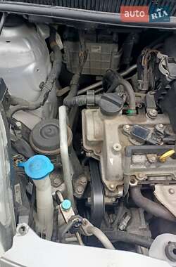 Хэтчбек Toyota Yaris 2006 в 