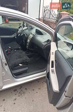 Хэтчбек Toyota Yaris 2006 в 