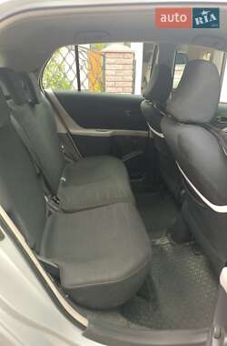 Хэтчбек Toyota Yaris 2006 в 