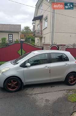 Хэтчбек Toyota Yaris 2006 в 