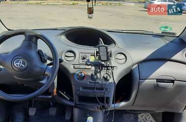 Хэтчбек Toyota Yaris 2005 в 