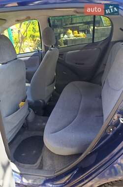 Хетчбек Toyota Yaris 2001 в 
