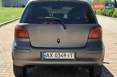 Хэтчбек Toyota Yaris 2004 в 