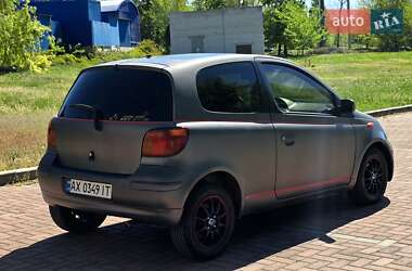 Хэтчбек Toyota Yaris 2004 в 