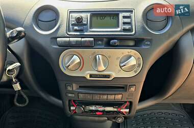 Хэтчбек Toyota Yaris 2004 в 