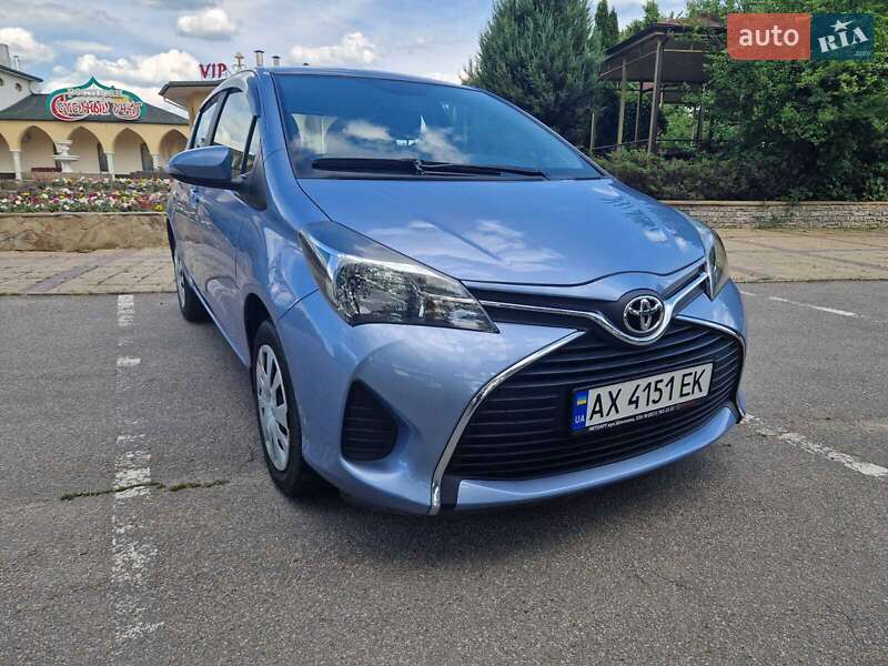 Хэтчбек Toyota Yaris 2016 в 