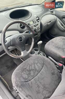 Хэтчбек Toyota Yaris 2001 в 