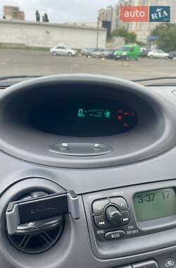 Хэтчбек Toyota Yaris 2001 в 
