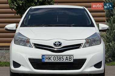 Хэтчбек Toyota Yaris 2013 в 
