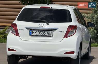 Хэтчбек Toyota Yaris 2013 в 