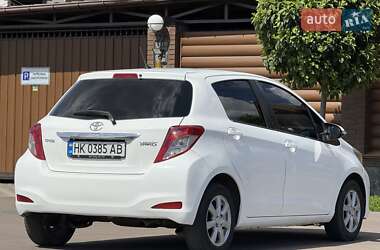 Хэтчбек Toyota Yaris 2013 в 