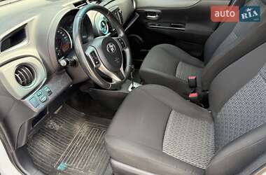 Хэтчбек Toyota Yaris 2013 в 