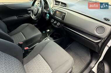 Хэтчбек Toyota Yaris 2013 в 