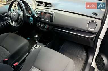 Хэтчбек Toyota Yaris 2013 в 