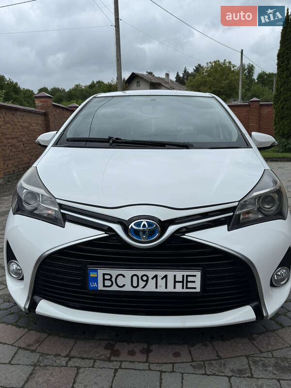 Хэтчбек Toyota Yaris 2015 в 
