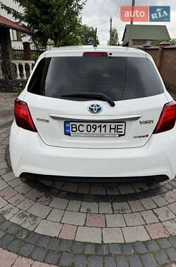 Хэтчбек Toyota Yaris 2015 в 