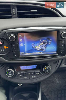 Хэтчбек Toyota Yaris 2015 в 