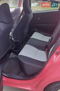 Хэтчбек Toyota Yaris 2012 в 