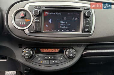 Хэтчбек Toyota Yaris 2013 в 
