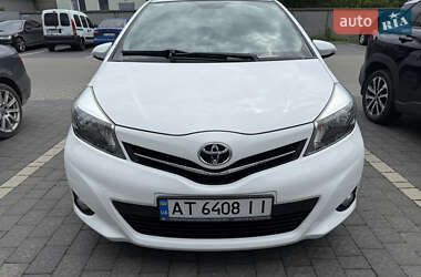 Хэтчбек Toyota Yaris 2013 в 