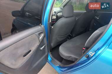 Хэтчбек Toyota Yaris 2003 в 