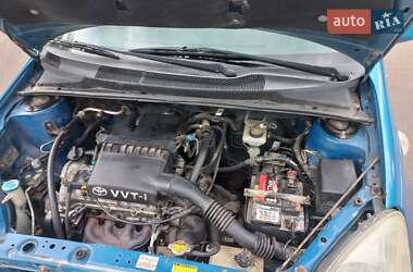 Хэтчбек Toyota Yaris 2003 в 