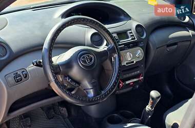 Хетчбек Toyota Yaris 2004 в 