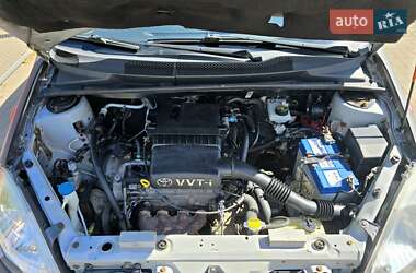 Хетчбек Toyota Yaris 2004 в 