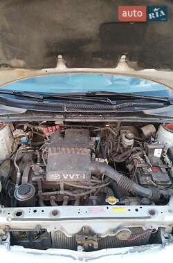 Хэтчбек Toyota Yaris 2000 в Зенькове