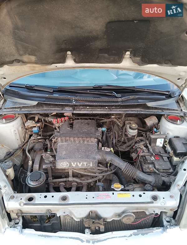 Хетчбек Toyota Yaris 2000 в Зіньківі