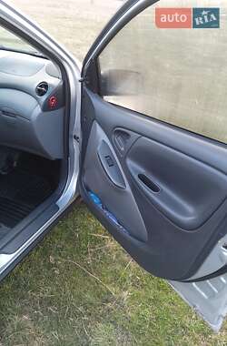 Хэтчбек Toyota Yaris 2000 в Зенькове