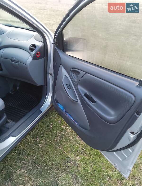 Хетчбек Toyota Yaris 2000 в Зіньківі