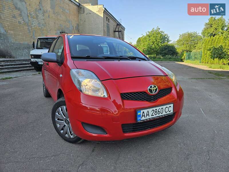 Хетчбек Toyota Yaris 2009 в 