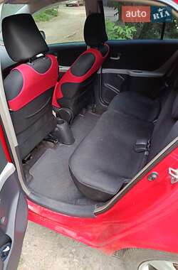 Хэтчбек Toyota Yaris 2005 в 