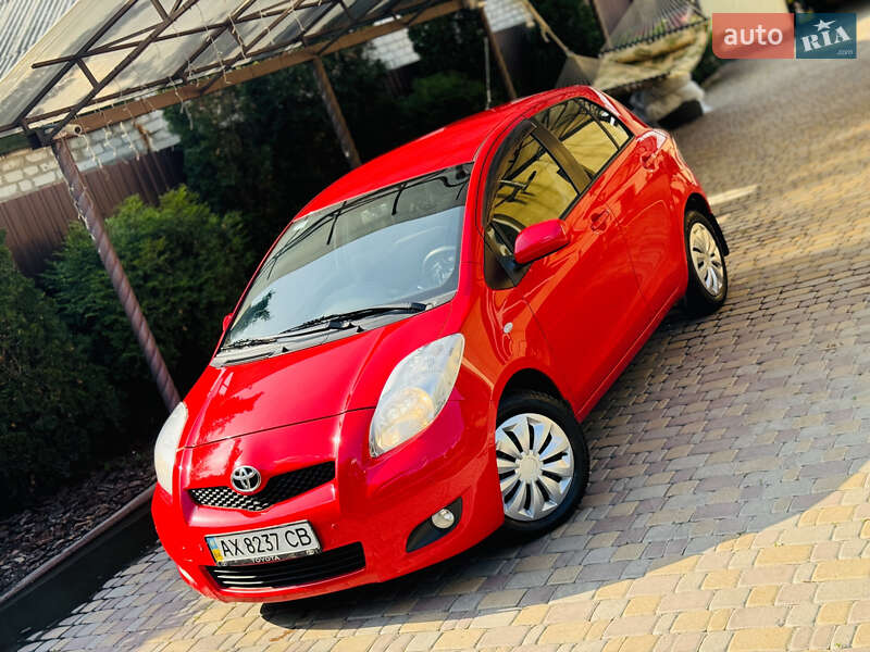 Хэтчбек Toyota Yaris 2011 в 