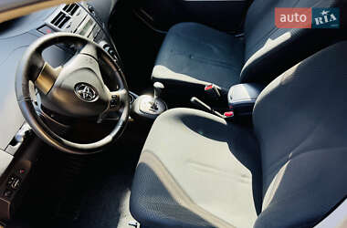 Хэтчбек Toyota Yaris 2011 в 