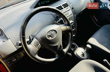 Хэтчбек Toyota Yaris 2011 в 