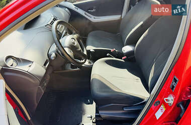 Хэтчбек Toyota Yaris 2011 в 