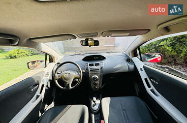 Хэтчбек Toyota Yaris 2011 в 